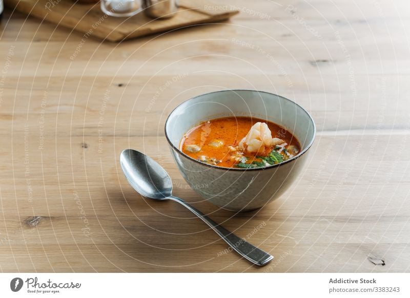 Traditionelles asiatisches Tom Yum mit Garnelen im Restaurant Suppe Granele Meeresfrüchte Hohe Küche Asiatische Küche Löffel Speise Mahlzeit lecker organisch