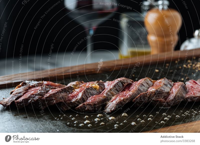 Saftige Stücke eines bunten Steaks im Restaurant Filet Scheibe Geschirr mittel selten Spielfigur Metall Fleisch Rindfleisch Küche Lebensmittel Speise