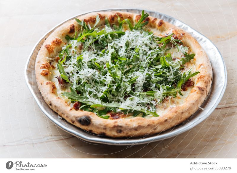 Frische Pizza mit Rucola im Restaurant Grün Käse Kraut backen Teigwaren Gebäck Italienisch Lebensmittel Mahlzeit geschmackvoll frisch Abendessen Speise Snack