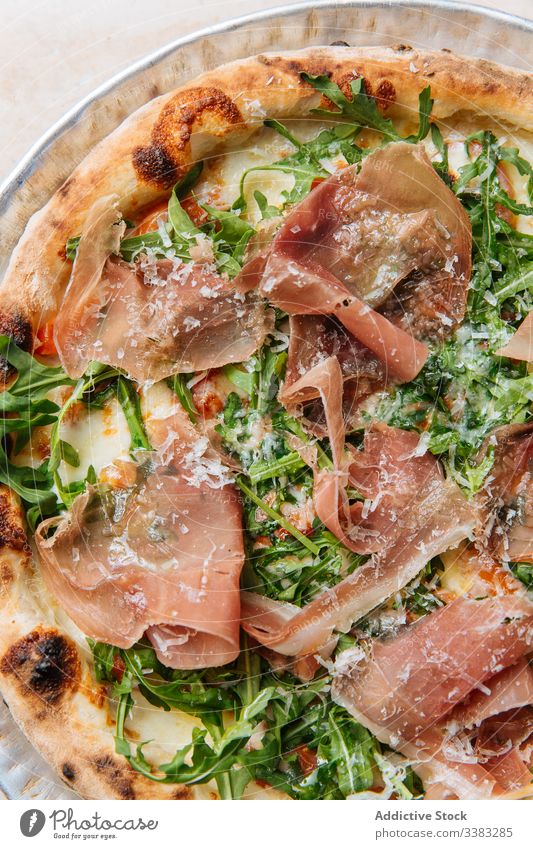 Köstliche Pizza mit Fleisch im Restaurant Speck Kraut Grün Teigwaren gebacken Italienisch Lebensmittel Mahlzeit Küche geschmackvoll Mittagessen frisch Tisch