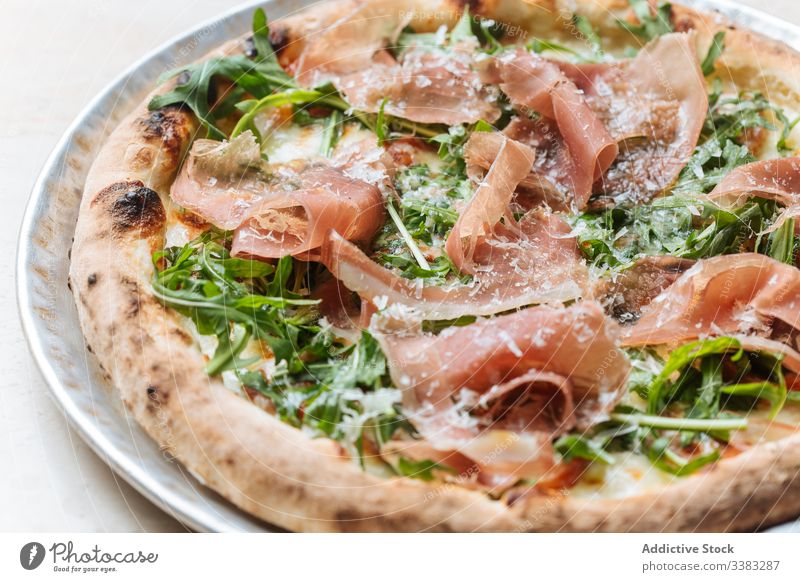 Köstliche Pizza mit Fleisch im Restaurant Speck Kraut Grün Teigwaren gebacken Italienisch Lebensmittel Mahlzeit Küche geschmackvoll Mittagessen frisch Tisch