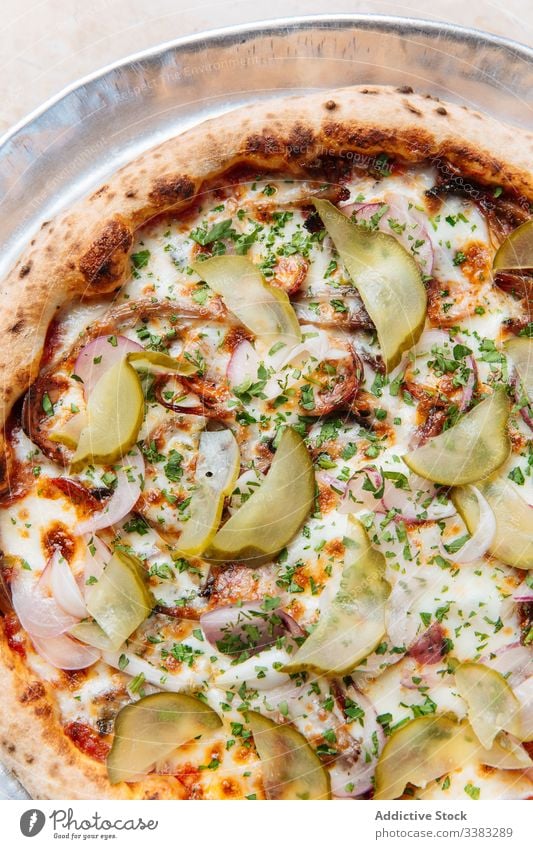 Saftige Pizza mit Essiggurken und geschnittenem Gemüse Pickles Käse Zwiebel Lebensmittel lecker köstlich rötlich Scheibe Kraut Café Oregano Restaurant grün