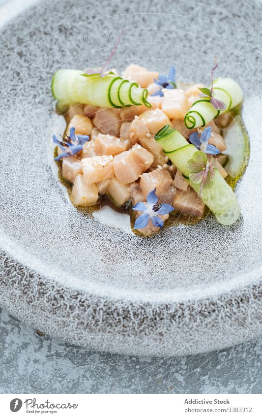 Köstlich gewürfelter Roter Thunfisch mit Essiggurken auf dem Teller Pickles lecker Haute Cuisine frisch Lebensmittel Gesundheit geschmackvoll Speise Mahlzeit