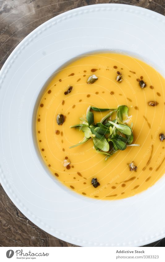 Cremesuppe auf dem Tisch im Restaurant serviert Suppe Sahne gemischt Speise Mahlzeit Abendessen Lebensmittel Mittagessen lecker Küche geschmackvoll