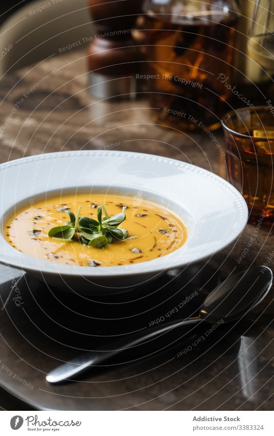 Cremesuppe mit Getränken auf dem Tisch im Restaurant serviert Suppe Sahne gemischt Speise Mahlzeit Abendessen Lebensmittel Mittagessen lecker Küche