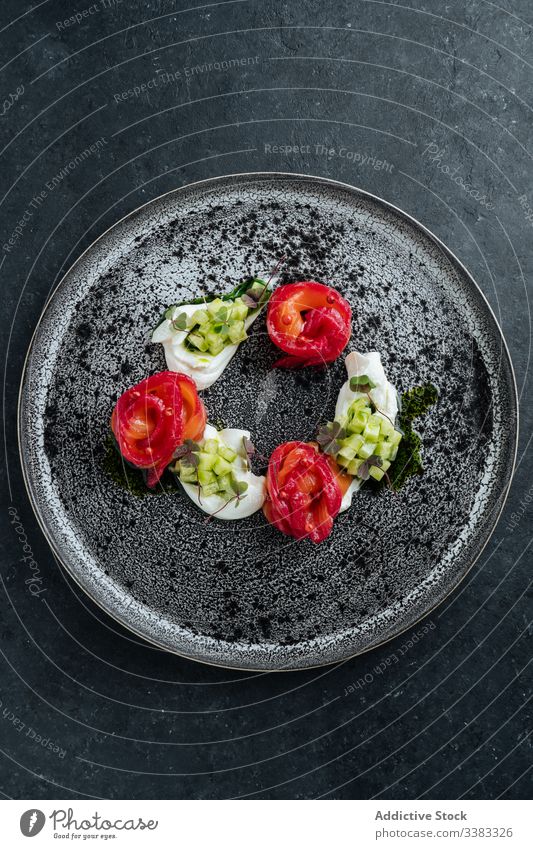 Köstliche Meeresfrüchte mit Gemüse auf dem Teller Lachs gerollt Avocado Fisch Lebensmittel frisch Speise Mahlzeit Feinschmecker Haute Cuisine reich einfach