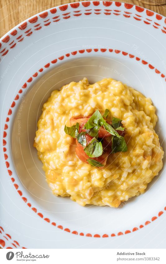 Risotto mit Gemüse mit Tomaten garniert auf dem Tisch Kürbis grün Lebensmittel lecker geschmackvoll Mahlzeit Speise Feinschmecker frisch kulinarisch Frühstück