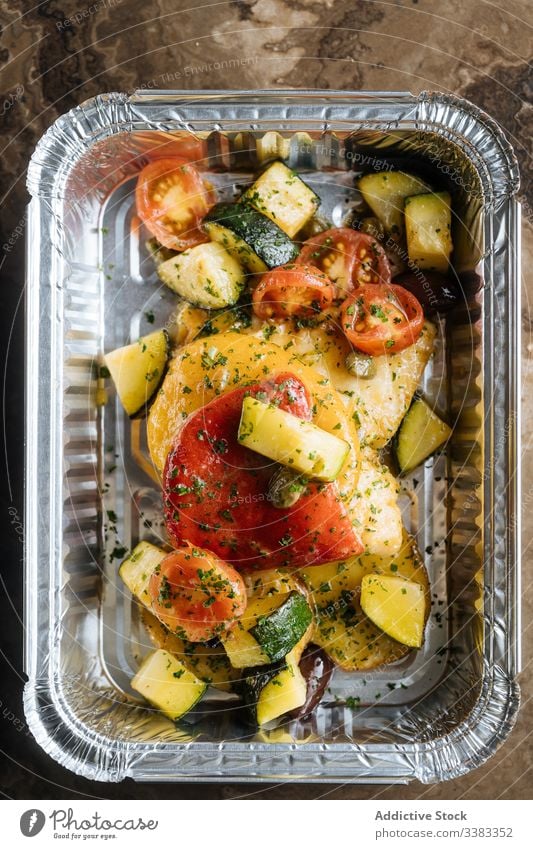 Buntes Gemüse mit Kräutern in glänzender Backform Tomaten Zucchini Küchenkräuter lecker Mahlzeit Saucen Lebensmittel Gesundheit Ernährung frisch geschmackvoll