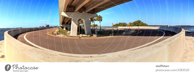 Straße unter der Sanibel Causeway-Brücke Fahrbahn unten sich umdrehen Dammweg reisen Causeway-Inseln Park Meer MEER Sanibel Island Sanibel Strand Landschaft