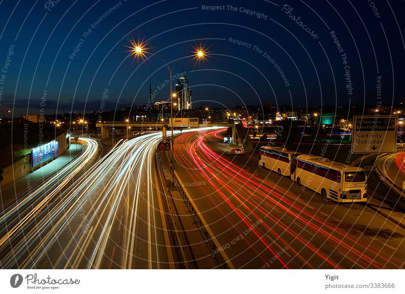 Leichte Spuren von Fahrzeugen in der Dämmerung Architektur blau Blauer Himmel Autos Großstadt Stadtbild Abend Belichtung schnell fahrende Autos goldene Stunde