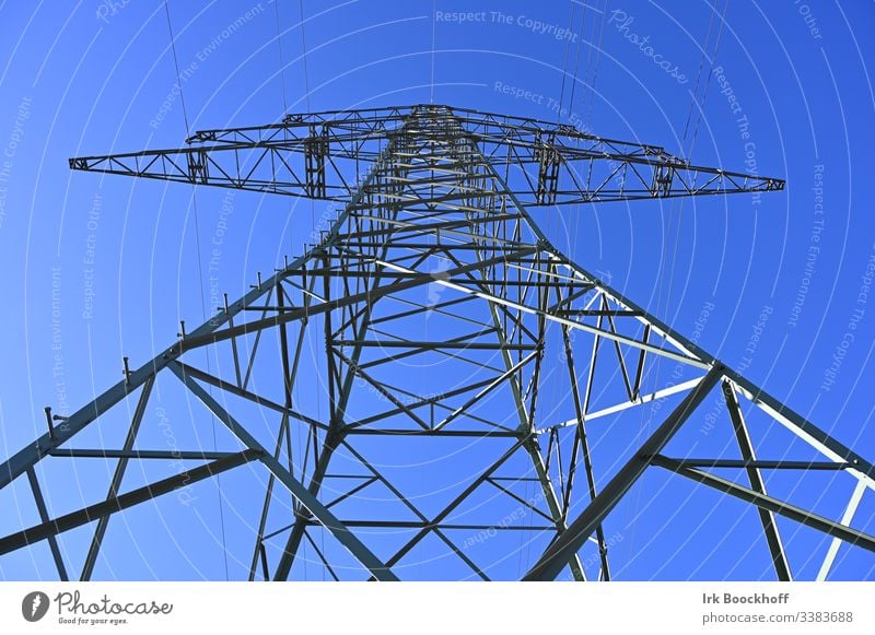 Strommast von unten Elektrizität Leitung Himmel Energiewirtschaft Industrie Hochspannungsleitung Stahl Stromausfall Umwelt Erneuerbare Energie Kraft