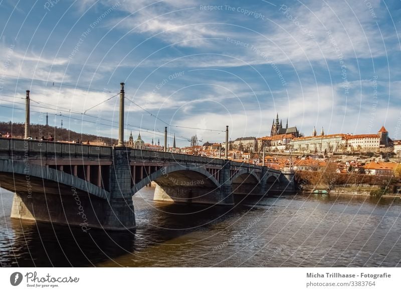 Blick zur Prager Burg und Altstadt Stadt Tschechien Fluss Moldau Brücke Tourismus Ferien & Urlaub & Reisen Außenaufnahme Europa Städtereise Sehenswürdigkeit