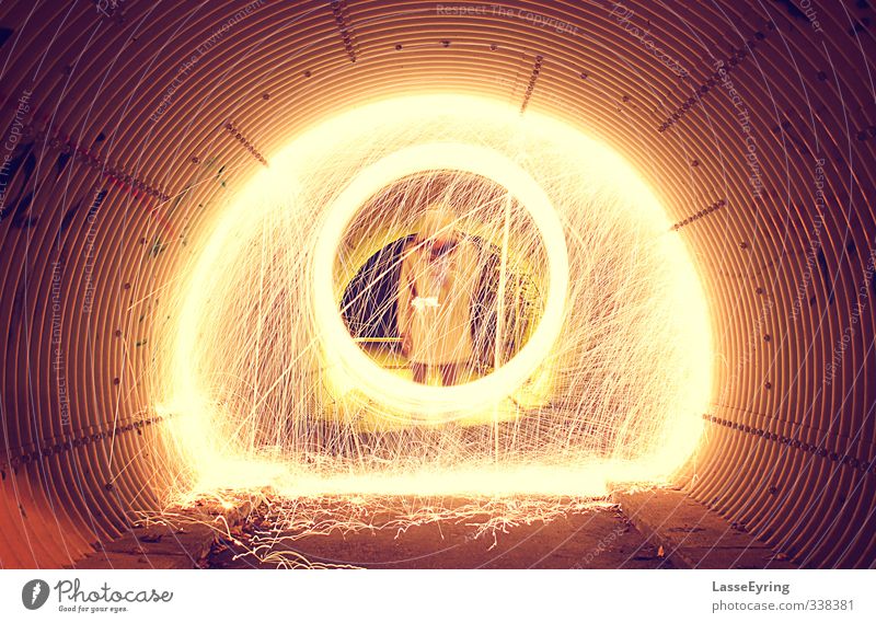 Steelwool Light Painting In Tunnel maskulin Mann Erwachsene Jugendliche Leben 1 Mensch 18-30 Jahre Frühling Kleinstadt Stadt Stadtzentrum Stadtrand