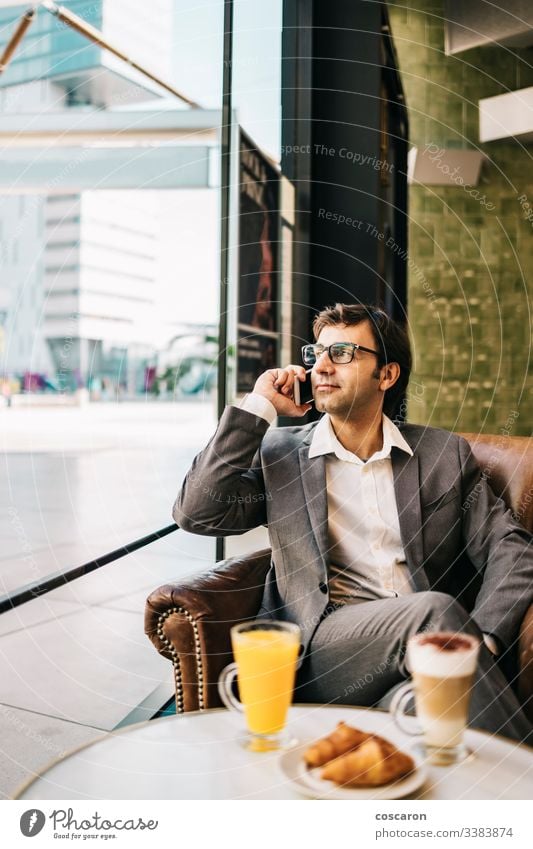 Geschäftsmann an der Bar bei einer Tasse Kaffee und Orangensaft Erwachsener Anwendung Frühstück Business Café heiter Mitteilung trinken Exekutive Ausdrücken