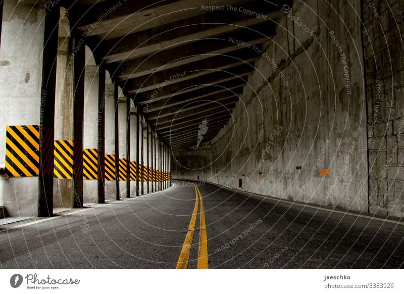 Straße in den Bergen Berge u. Gebirge Tunnel Asphalt Straßenmarkierung Gebirgspass Pass Verkehrswege Markierungslinie Markierungen Wege & Pfade Linie