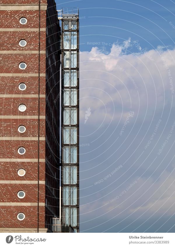 Architekturdetail eines Hochhauses in der Hafencity Hamburg Gebäude Fassade Fenster Fahrstuhl Bullaugen Gebäudeteil Neubau modern Stil Bauwerk Haus Hafenstadt