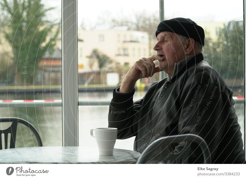 kleines Nickerchen am Tage 1 männlicher Senior 60 und älter Farbfoto Innenaufnahme Mensch