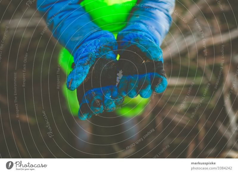 Kind spielt in der Natur Kindheit entdecken Entdecker Spielplatz Abenteuer Kindergarten Kinderspiel Kinderhand bauen Kreativität kreativ Matschhose