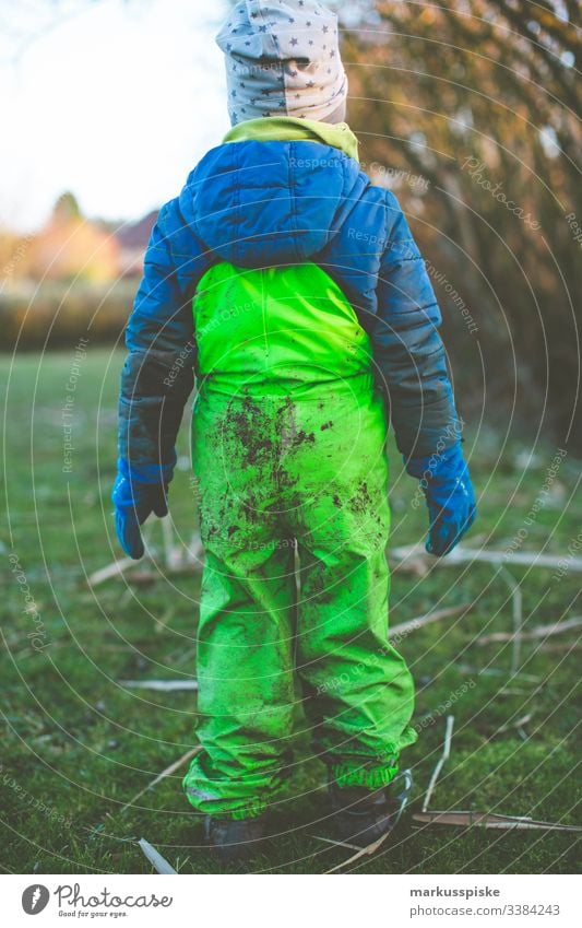 Kind spielt in der Natur Kindheit entdecken Entdecker Spielplatz Abenteuer Kindergarten Kinderspiel Kinderhand bauen Kreativität kreativ Matschhose