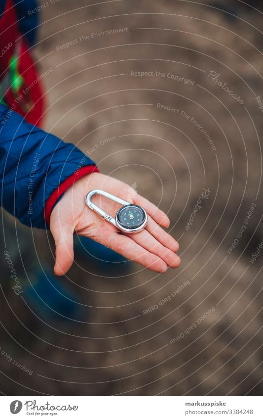 Junge zeigt einen Kompass Kindheit Kinderspiel Finger Hände Symbole & Metaphern symbolkraft symbolisch Symbolismus Abenteuer Spielen entdecken Entdecker