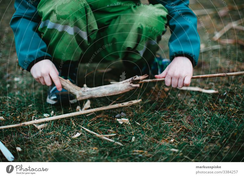 Kind spielt in der Natur Kindheit entdecken Entdecker Spielplatz Abenteuer Kindergarten Kinderspiel Kinderhand Holz Holzspielzeug bauen Kreativität kreativ