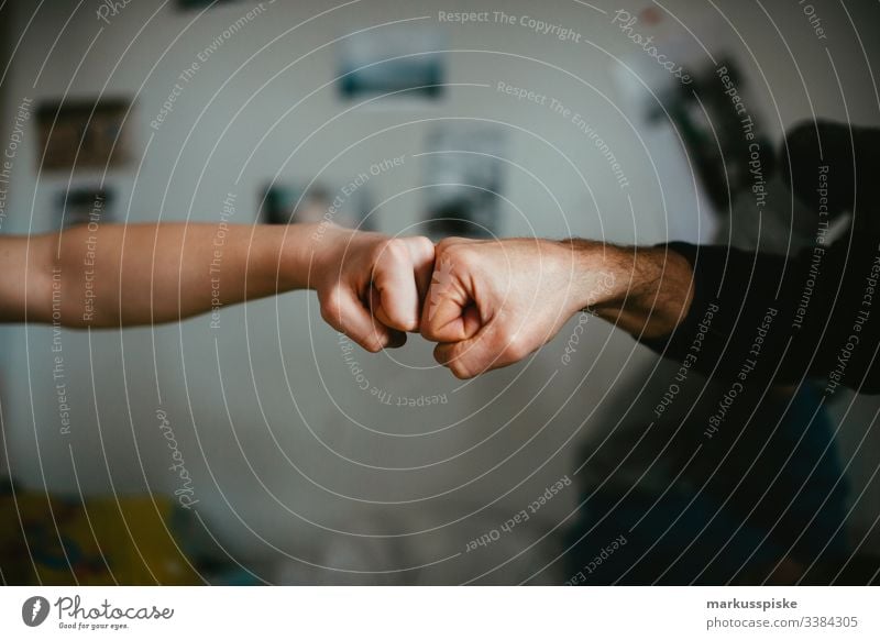 Zwei Fäuste Best Buddy Junge Kindheit Kinderspiel Finger Hände Symbole & Metaphern symbolkraft symbolisch Symbolismus Aggression aggressiv geballt Faust Kette