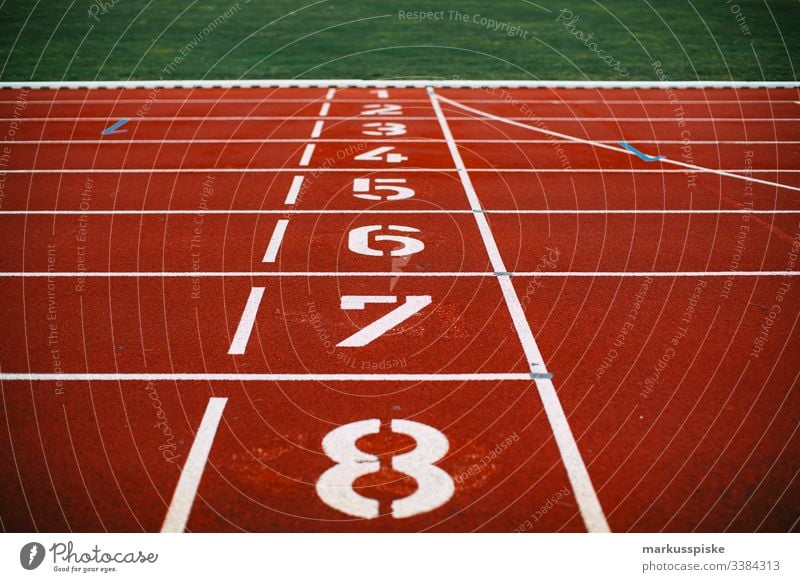 Leichtathletik Kunststoffbahn Starblock Sport Sportstätten Rennbahn Startblock Nummern Linienbus rennen 100 Meter Lauf