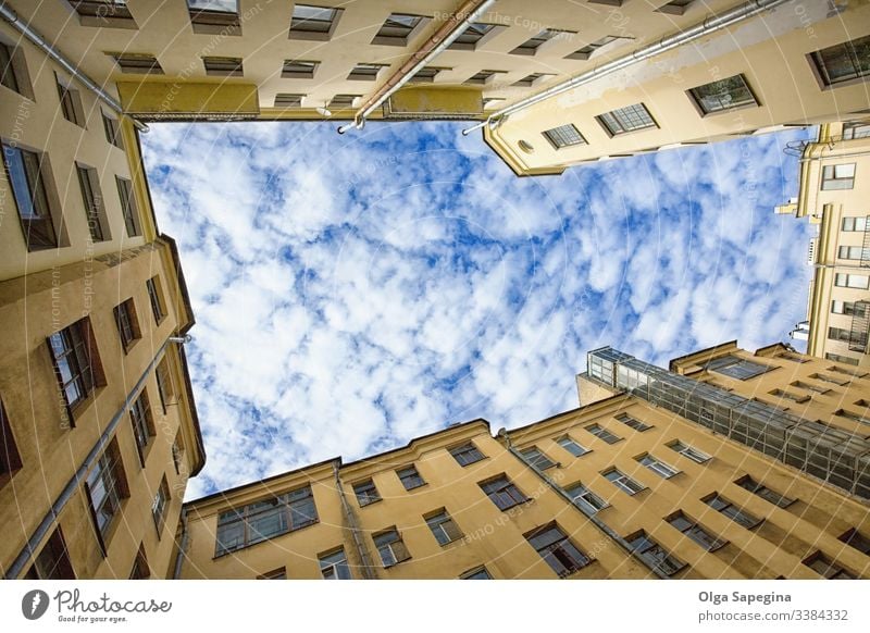 Städtischer Zellen-Hof Himmel Architektur Haus Ansicht alt blau Großstadt Wand Gebäude Fenster Hintergrund Petersburg gelb saint-petersburg Quadrat abstrakt