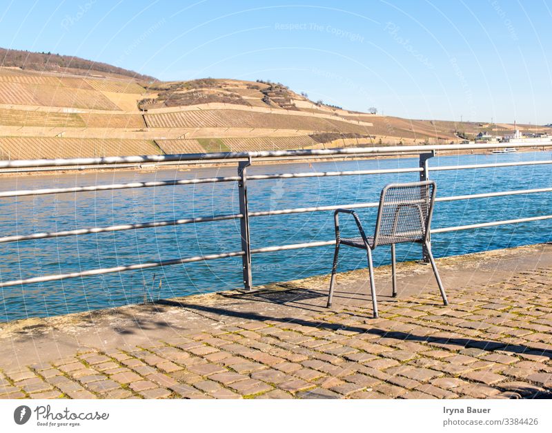 Einsamer Stuhl in der Nähe des Flusses am Sonnentag. bachground Sommer Frühling sonnig im Freien MEER Schwimmsport Terrasse Ansicht sich[Akk] entspannen Natur