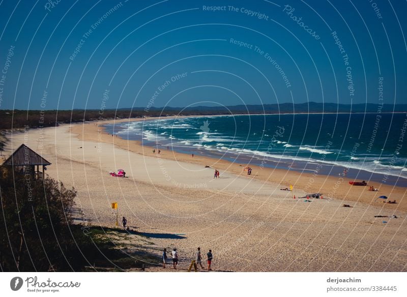 Strand ohne Ende. Ein Weißer Sandstrand ohne Ende, im Halbrund. Die Wellen haben leichte Schaumkronen. Freude harmonisch Ausflug Umwelt Schönes Wetter Meer