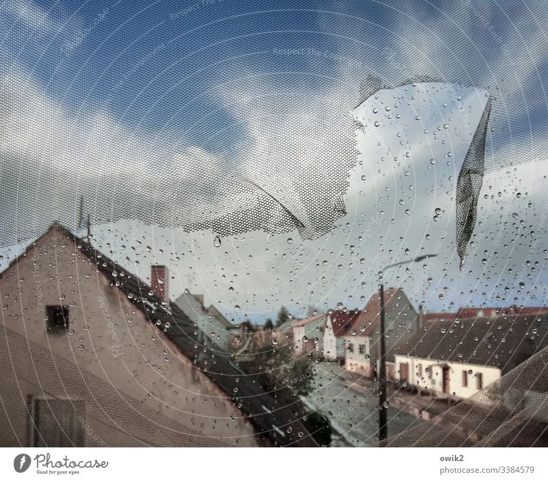 Regenreich Fenster Ausblick Aussicht Überblick Häuser Straße Dorfstraße Ortschaft Dorfidylle Menschenleer Textfreiraum oben Panorama (Aussicht) Himmel Wolken