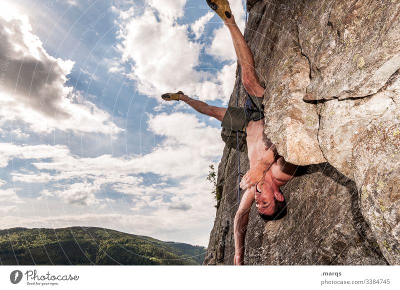 Ausruhen Sport Klettern Freeclimber Himmel Gefahr Wolken freier Oberkörper Felswand Mut Mann Vertrauen Sicherheit Freude steil muskulös Felsen Bergsteigen