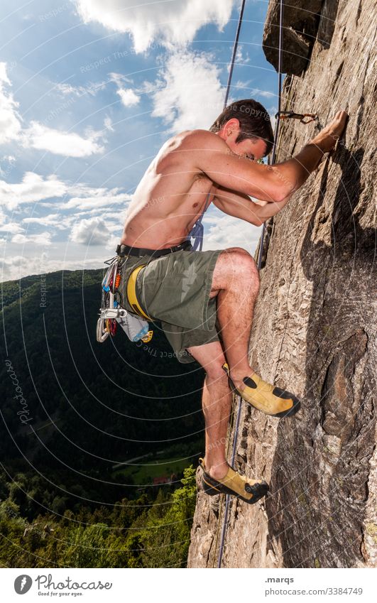 Kletterer Sport Klettern Freeclimber Himmel Gefahr Wolken freier Oberkörper Felswand Mut Mann Vertrauen Sicherheit Freude steil muskulös anstrengen Felsen