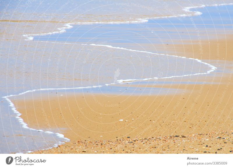 sanft züngelnde Wellen Sand Wasser Meer hell blau Strand Ferne hellblau Sauberkeit Freiheit natürlich Urelemente Sommerurlaub Schönes Wetter Einsamkeit weit