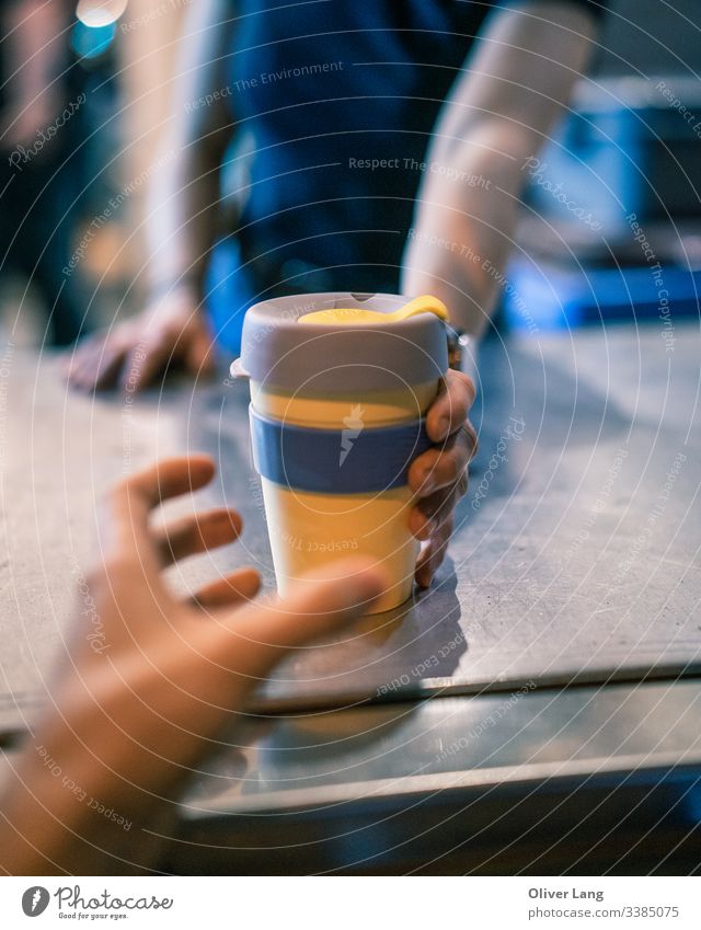 Aushändigung der Take Away Coffee Keep-Tasse auf der Theke Mokka Cappuccino heiß Café auf Espresso-Basis Latte Kaffee Getränk Café Latte Latte Art