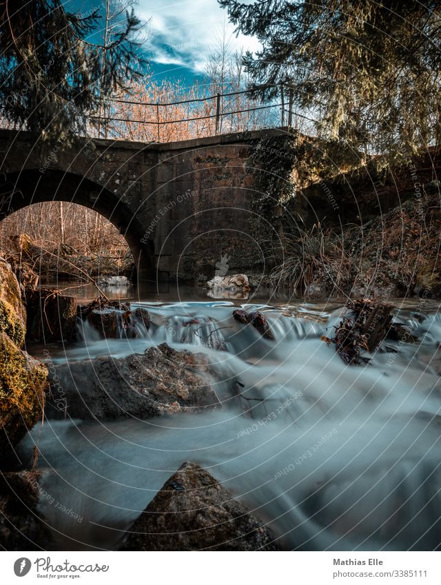 Wasserlauf mit Brücke Wasserfall bach langzeitbelichtung Langzeitbelichtung Außenaufnahme Fluss Natur Farbfoto fließen grün Stein Umwelt nass Felsen Tag Bach