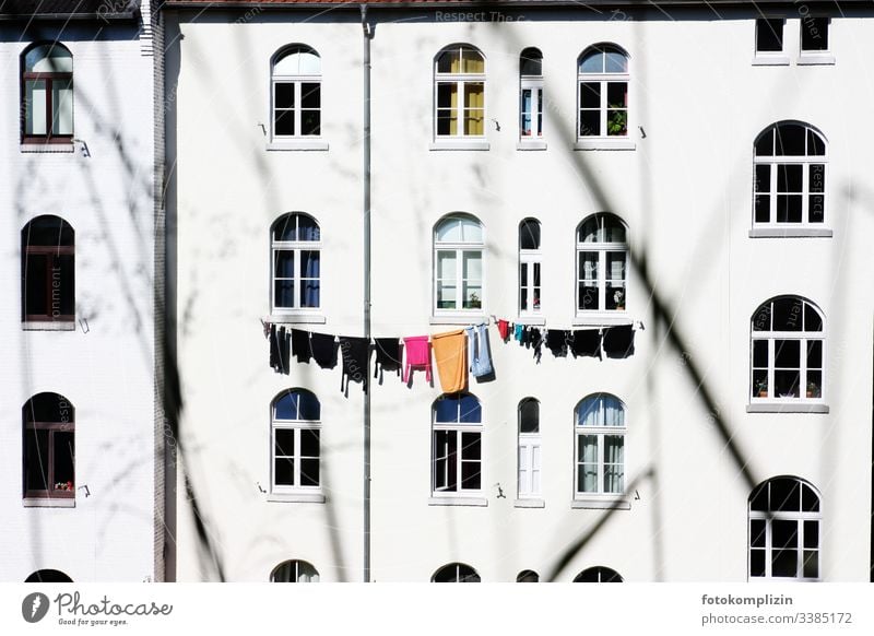 Wäscheleine an Hausfassade Wäsche waschen Altbau Mehrfamilienhaus Waschtag Fenster Haushalt trocknen aufhängen wäsche aufhängen Häusliches Leben Seil