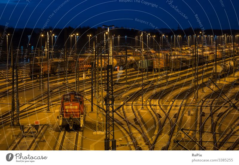 Eisenbahnweiche bei Nacht. kühlen Ventilator Kompressor Rad alt Beton Gebläse Auflader Inszenierung Industrie bügeln Stahl Stahlwerk verirrt Ort Metall Wasser