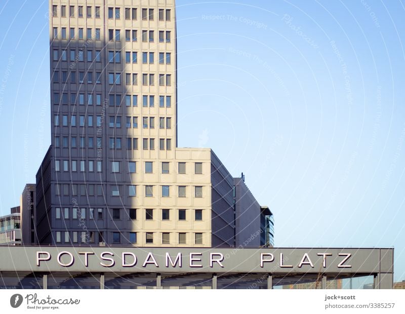 Potsdamer Platz modern Schriftzeichen Fassade Hochhaus Berlin-Mitte Stadtzentrum Architektur Großstadt Skyline Zukunftsorientiert Gebäude Neubau Bahnhof Wort