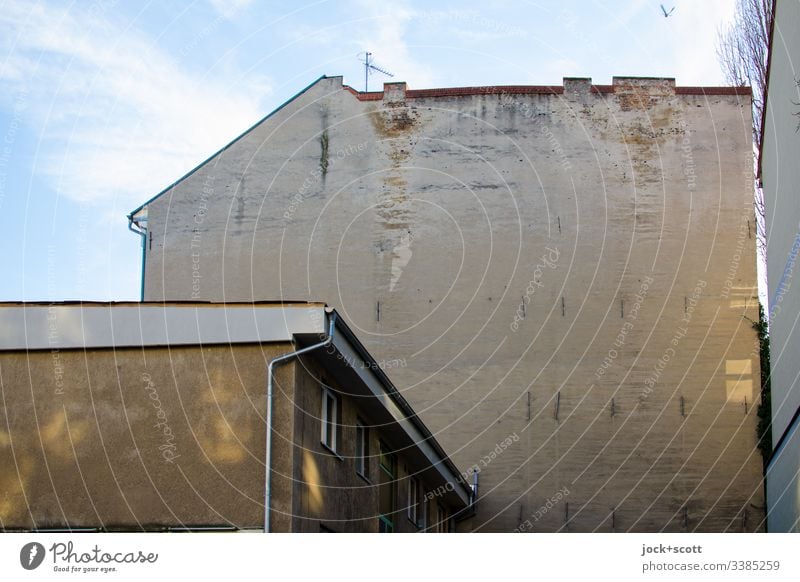 Brandwand in der Stadt Gedeckte Farben Zahn der Zeit Freiraum Stadthaus Brandmauer Verschwiegenheit verwittert Begrenzung authentisch Fassade Innenhof trist