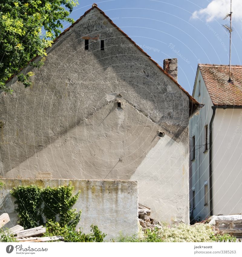 vergangen aber nicht vergessen auf dem Land Sonnenlicht Zahn der Zeit Brandmauer Franken Vergänglichkeit Verfall Umrisslinie Wandel & Veränderung Spuren Giebel