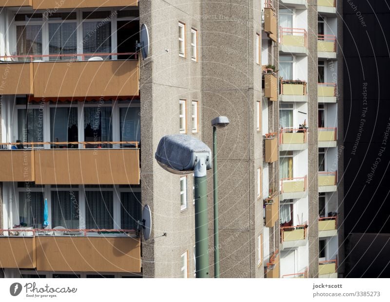 Schöneres Wohnen und die Straßenlaternen Sonnenlicht Wohnhochhaus Umwelt trist modern authentisch Fassade Haus Plattenbau Mietshaus Schutz hässlich eckig Balkon