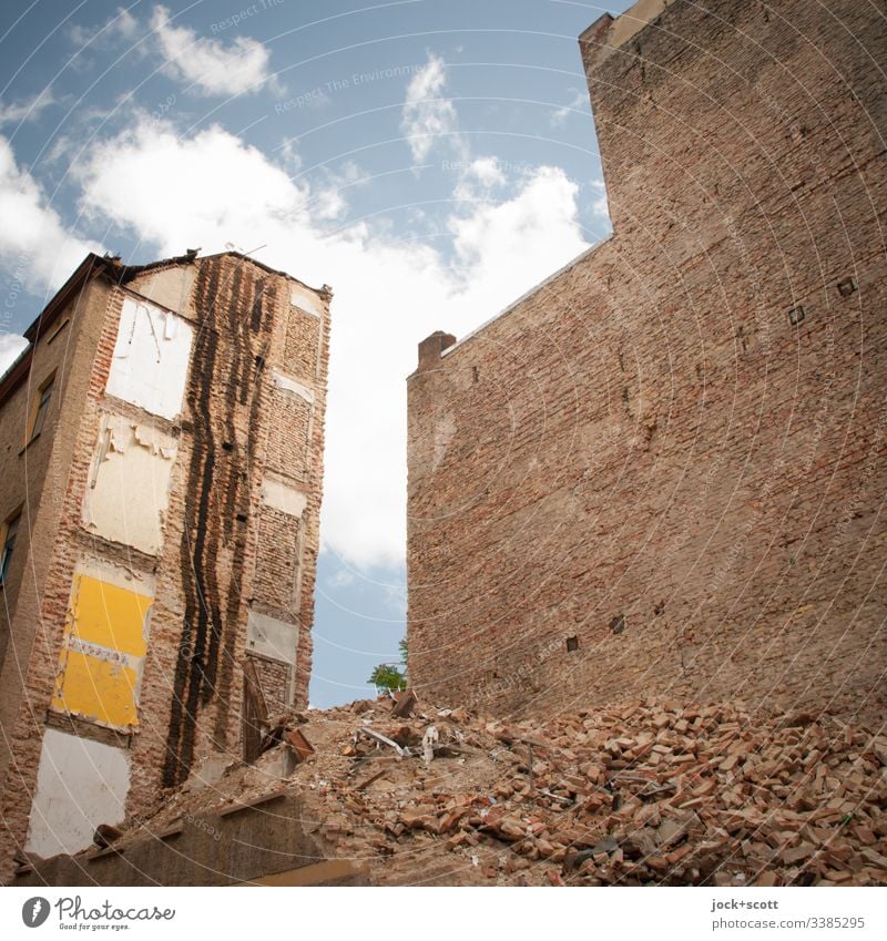 Hinterhaus nur noch Schutt und Staub Backstein Brandmauer Ruine Schutthaufen kaputt Zerstörung Abrissgebäude verfallen Demontage Backsteinwand Architektur