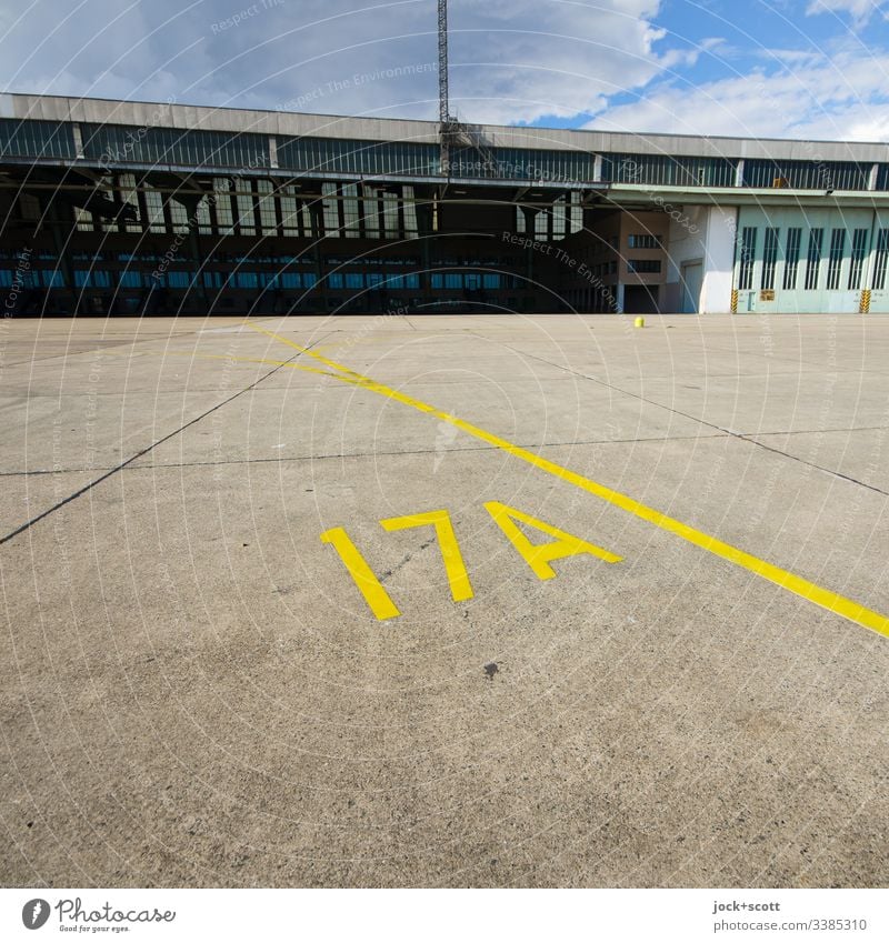 Zeichen auf dem Flugfeld vom Flughafen Zahl Flughafen Tempelhof Berlin Flugplatz historisch Terminal Linienführung Berlin-Tempelhof Gebäudekomplex Betonplatte