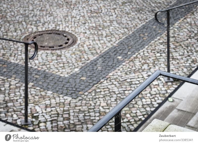 Geländer, Treppen und Bürgersteig in eckigen Formen angeordnet Straßenbelag Pflastersteine Platz Stadt Kopfsteinpflaster Außenaufnahme Menschenleer Stein