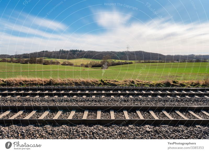 Eisenbahnschienen und sonnige Frühlingsnaturlandschaft. Eisenbahnschienen Deutschland Blauer Himmel Regie europäische Eisenbahn Wald Deutsche Bahn Kies