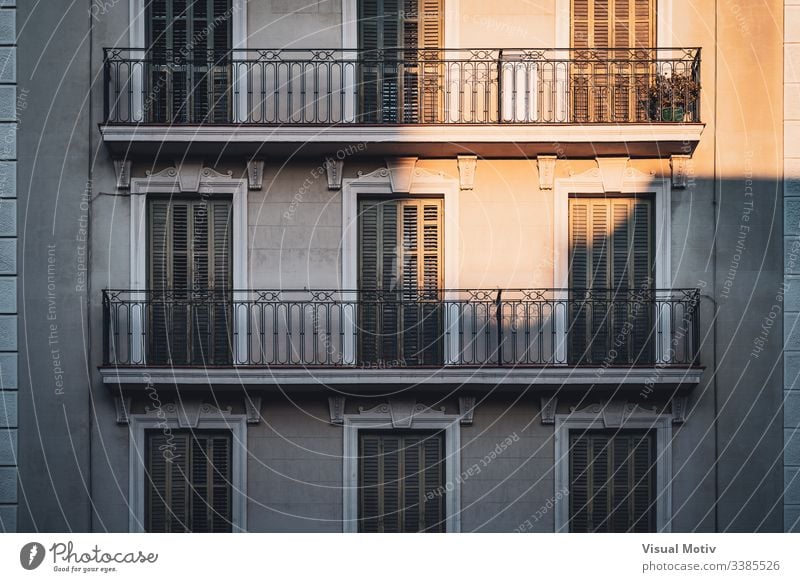 Sonnenuntergangsbeleuchtung, die einige Balkone eines Gebäudes beleuchtet Farbe Architektur architektonisch im Freien Außenseite urban Großstadt