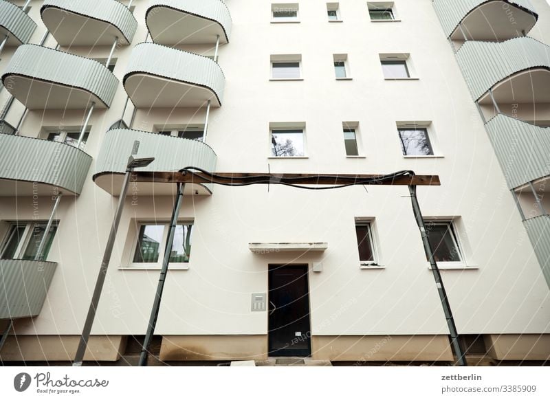 Neubau balkon fassade fenster haus innenstadt mauer mehrfamilienhaus menschenleer mietshaus modernisierung renovierung textfreiraum wohnen wohngebiet wohnhaus