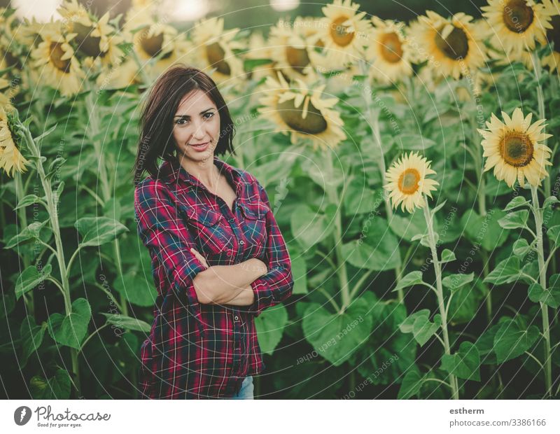 Junge Frau im Sonnenblumenfeld genießen Umwelt schön Bauernhof Feld Blume Freiheit Spaß Mädchen Behaarung Glück Gesundheit Landschaft Lachen Leben Lifestyle