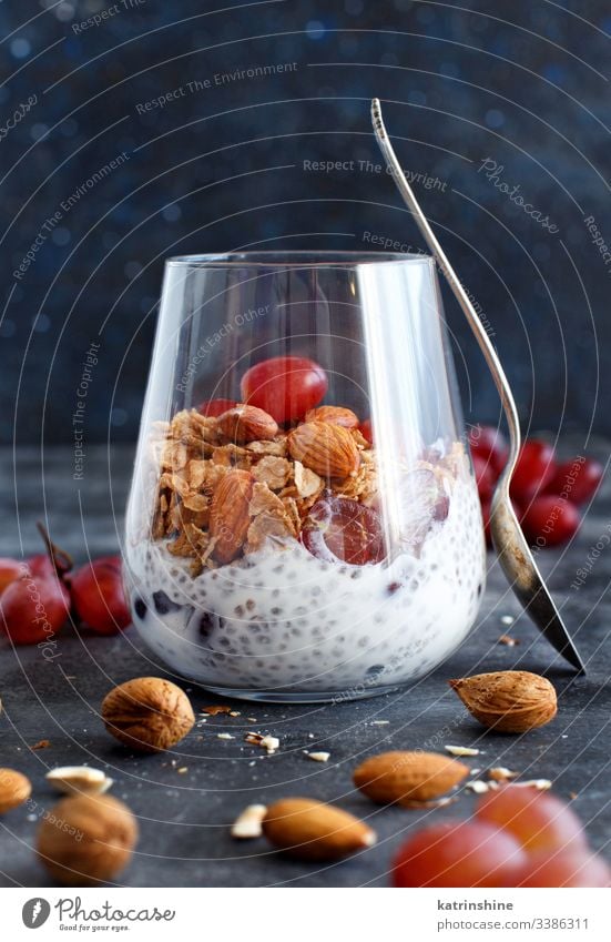 Chia-Puddingparfait mit roten Trauben und Mandeln Glas Parfait rote Weintrauben Muttern Samen Chiasamen Molkerei Dessert Diät Frucht Frühstück